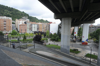 Imagen de archivo de la plaza de Errekalde, sobre la que discurre el viaducto de la autopista.