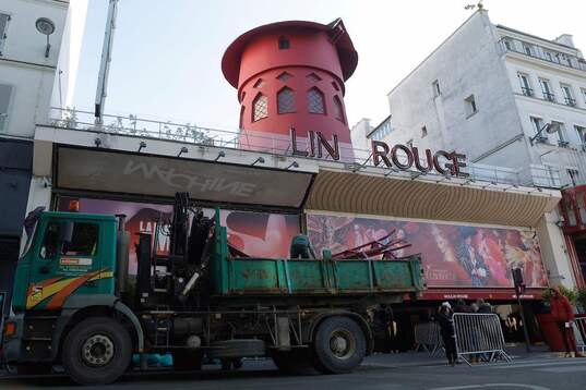 El Moulin Rouge ha perdido sus aspas y tres letras.