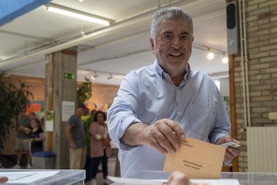 Jesús Eguiguren, votando en su colegio electoral.