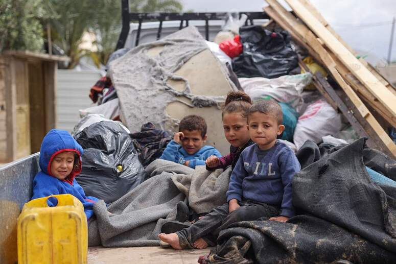 Menores palestinos refugiados en Rafah.