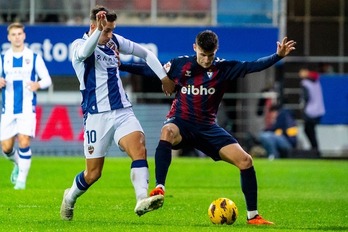 Cristian pugna con Pablo Martínez en una acción del duelo entre Eibar y Levante de la primera vuelta.