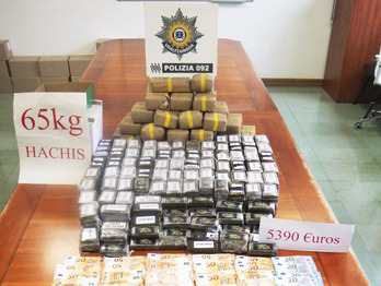 La Policía de Gasteiz se ha incautado de 65 kilos de hachís y unos 5.500 euros en la operación antidroga.