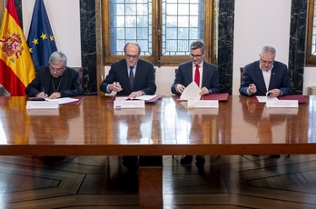 El presidente de la CEE, el Defensor del Pueblo, el ministro Félix Bolaños y el presidente de la Confer firman el protocolo..