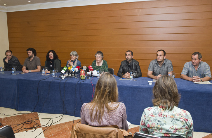 Rueda de prensa de los imputados en el sumario contra D3M y Askatasuna en Bilbo. (Luis JAUREGIALTZO/ARGAZKI PRESS)