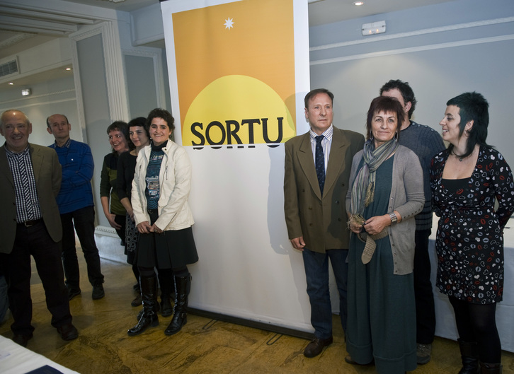 Componentes del grupo promotor de Sortu, junto al logotipo del nuevo partido. (Luis JAUREGIALTZO/ARGAZKI PRESS)