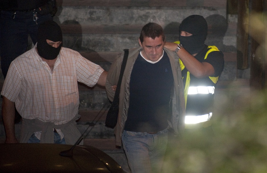 Agentes de la Policía española se llevan detenido a Arnaldo Otegi. (Andoni CANELLADA/ARGAZKI PRESS)