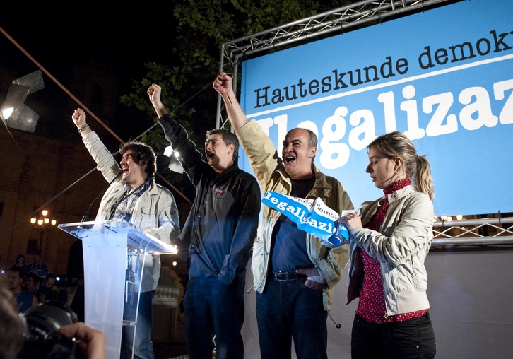 Urizar, Matute y Garitano, tras conocer la noticia, en el Arenal. (Jon HERNAEZ/ARGAZKI PRESS)