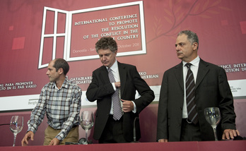 Jonathan Powell, en el centro, acompañado por Paul Ríos y Pierre Hazan. (Jon URBE/ARGAZKI PRESS)