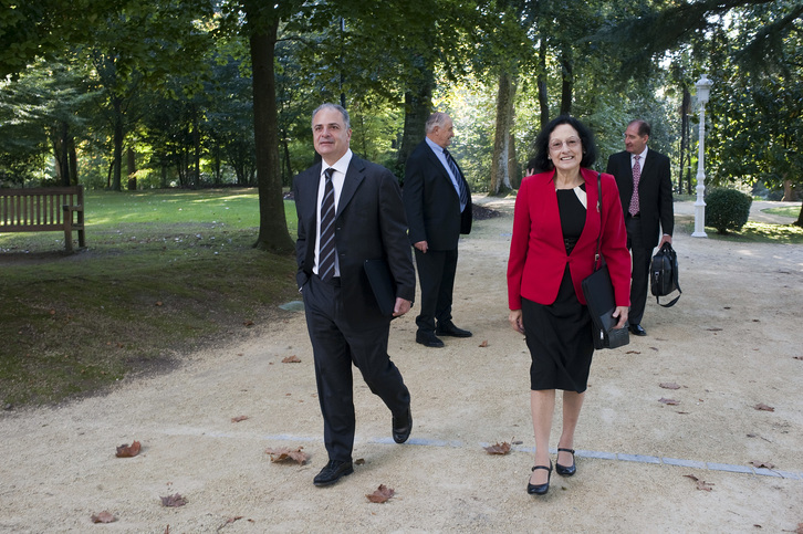 Pierre Hazan y Silvia Casale, del Grupo Internacional de Contacto, a su llegada a Aiete. (Jon URBE/ARGAZKI PRESS)