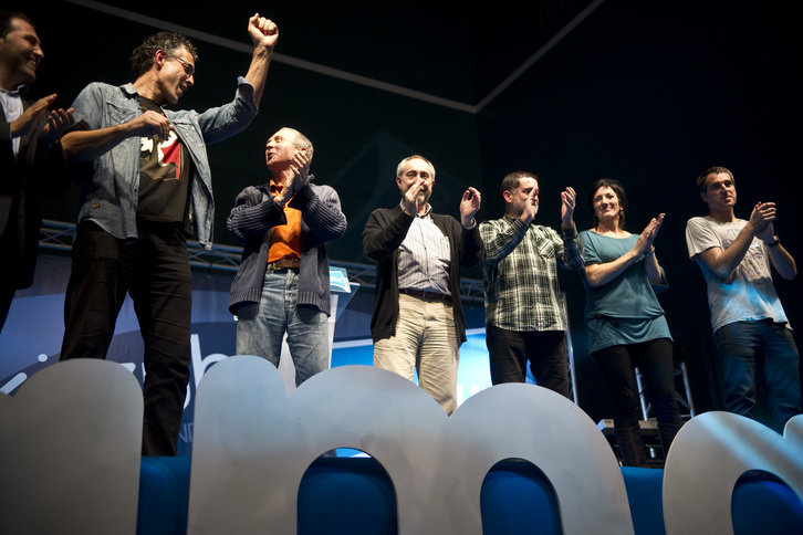 Cargos electos de Amaiur celebran el resultado electoral en un acto celebrado en Iruñea. (Jagoba MANTEROLA/ARGAZKI PRESS)
