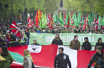 Una gran ikurriña ha encabezado la multitudinaria manifestación. (Jagoba MANTEROLA/ARGAZKI PRESS)