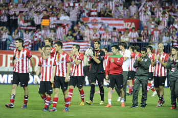 La plantilla del Athletic agradece el apoyo del público tras el  partido. (Luis JAUREGIALTZO / ARGAZKI PRESS)
