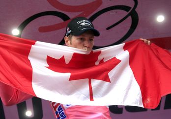 Hesjedal celebra la victoria en el Giro de 2012. (Luk BENIES / AFP)