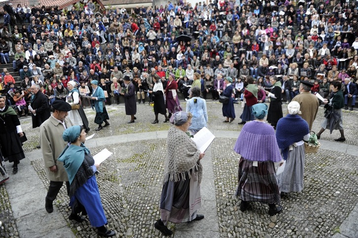 Teatro popular ‘Gernika sutan’, donde participaron alrededor de 200 vecinos. (Marisol RAMÍREZ/ARGAZKI PRESS)