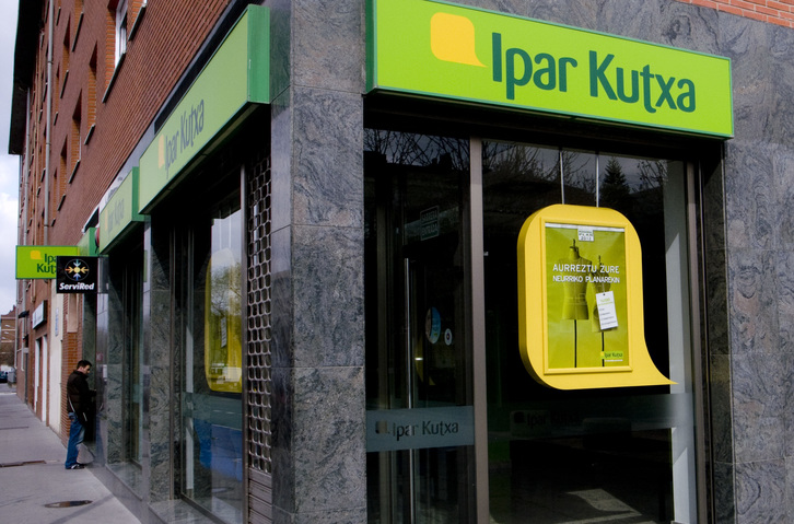 Una sucursal de Ipar Kutxa. (Raúl BOGAJO/ARGAZKI PRESS)
