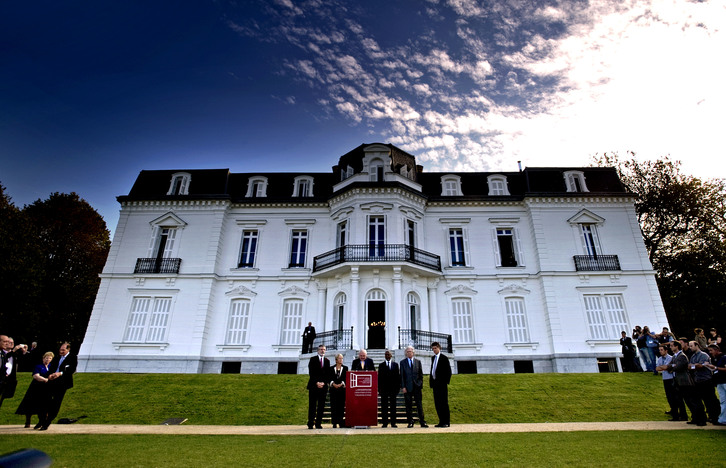 Reconocidos líderes internacionales, el 17 de octubre de 2011, en el Palacio de Aiete. (Raul BOGAJO/ARGAZKI PRESS)
