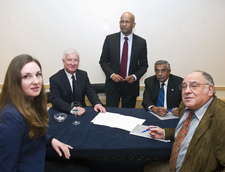 Nazioarteko Egiaztatze Batzordea, Manikkalingam erdian dela. (Luis JAUREGIALTZO/ARGAZKI PRESS)