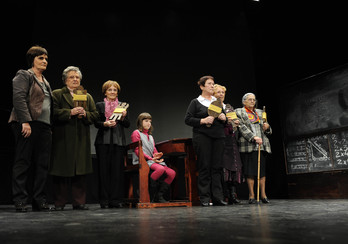 Karmele Esnalek -bigarrena ezkerretik hasita- Argizaiola saria jaso zuen 2009ko Durangoko azokan. (Jon HERNAEZ / ARGAZKI PRESS) 