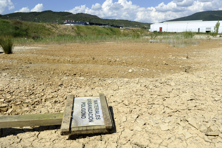 Zona industrial de Agoitz, construida tras las obras y en compensación al pantano de itoitz y el canal de Navarra. En la imagen, las zonas no acupadas con pequeñas escombreras. (Jagoba MANTEROLA / ARGAZKI PRESS)