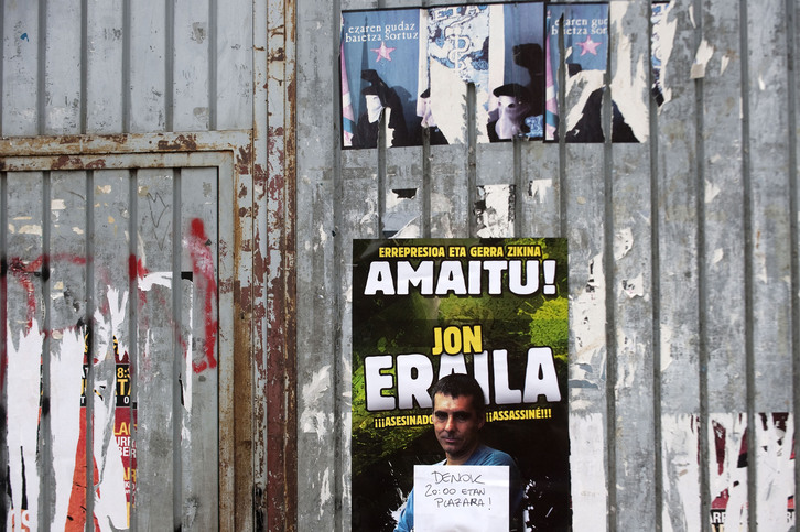 Cartel denunciando la muerte de Jon anza en Etxarri-Aranatz. (Jagoba MANTEROLA / ARGAZKI PRESS)