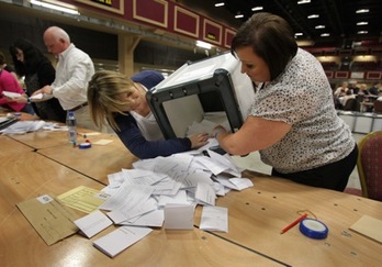 Inicio del recuento en un colegio electoral de Dublín. (Peter MUHLY/AFP) 