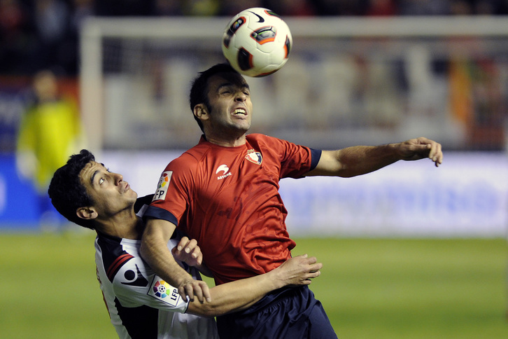 Chori Castro pugna por el balón con Calleja en un partido entre Osasuna y Mallorca. (Iñigo URIZ / ARGAZKI PRESS)