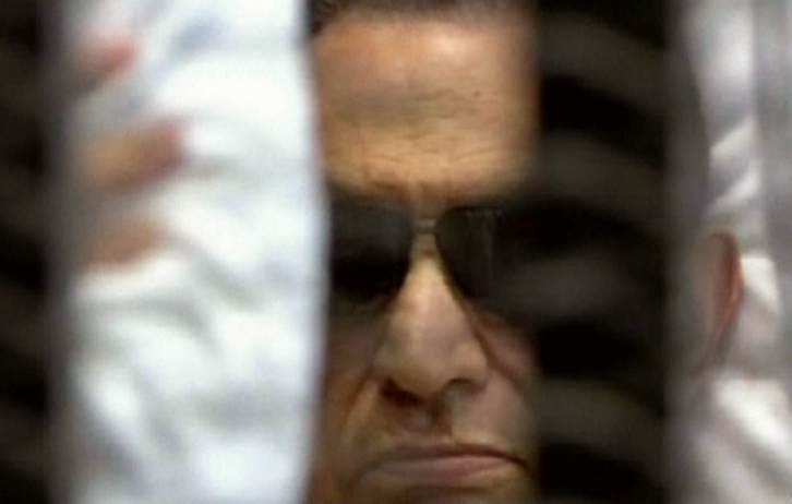 Imagen de Mubarak grabada por la televisión egipcia al conocer la sentencia condenatoria, luego anulada, en junio. (AFP)