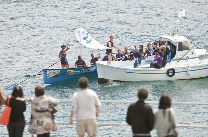 La embarcación de Urdaibai con la bandera. (Jon HERNAEZ / ARGAZKI PRESS)