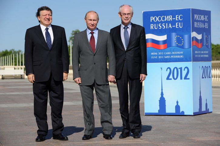 Putin, en el centro, junto con Durao Barroso y Van Rompuy, antes de iniciar la reunión. (Kirill KUDRYAVTSEV/AFP)