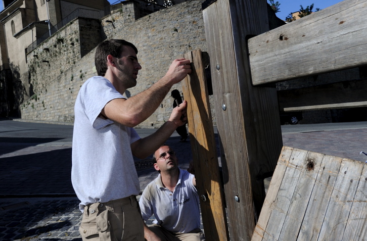 Iruñeko udal langileak, hesia muntatzen. (Iñigo URIZ/ARGAZKI PRESS)