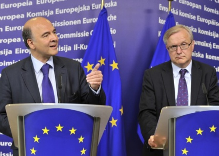 Pierre Moscovici (izquierda), junto a Olli Rehn, hoy en Bruselas. (Georges GOBET/AFP)