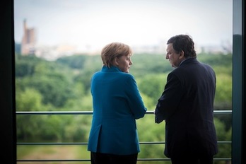 Angela Merkel y José Manuel Durao Barroso, en el encuentro que han mantenido en Berlín. (Guido BERGMANN/AFP)