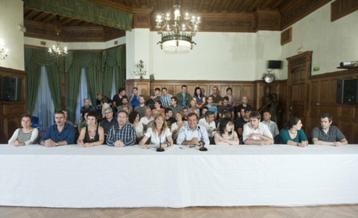 Comparecencia de medio centenar de alcaldes de Gipuzkoa, ayer en Donostia. (Jon URBE/ARGAZKI PRESS)