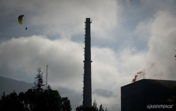 Greenpeaceko aktibistak, Garoña gainetik hegan. (GREENPEACE)
