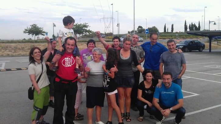 Mario Artola, de rojo, en libertad y en compañía de sus allegados. (NAIZ.INFO)