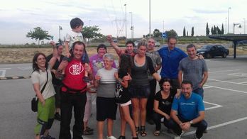 Mario Artola, de rojo, en libertad y en compañía de sus allegados. (NAIZ.INFO)