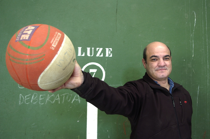 Koldo Tellitu Leioako Betiko ikastolan, artxiboko irudi batean (Luis JAUREGIALTZO/ARGAZKI PRESS)