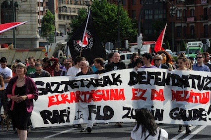 Bi auzipetuei elkartasuna adierazteko egin duten kalejiraren irudia. (Luis JAUREGIALTZO/ARGAZKI PRESS)