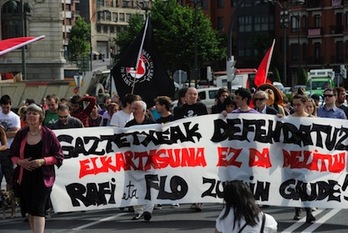 Bi auzipetuei elkartasuna adierazteko egin duten kalejiraren irudia. (Luis JAUREGIALTZO/ARGAZKI PRESS)