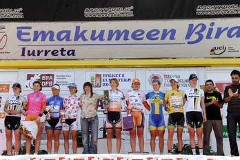 Iazko garaileak, Urduñako podiumean. (Marisol RAMIREZ/ARGAZKI PRESS)