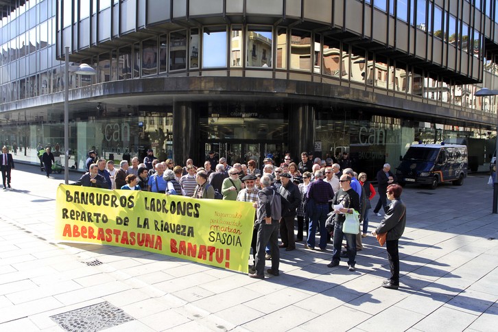 Movilización de Sasoia y Nafarroako Pentsionistak Martxan ante la sede de Banca Cívica (Iñigo URIZ/ARGAZKI PRESS)