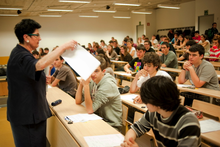 Ikasleak selektibitate azterketan, Donostiako Ibaetako campusean. (Juan Carlos RUIZ/ARGAZKI PRESS)