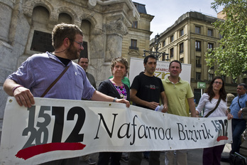 1512-2012 Nafarroa Bizirik ekimeneko eta udalerri desberdinetako ordezkariak, gaur, Iruñean. (Lander FDEZ. ARROIABE/ARGAZKI PRESS)