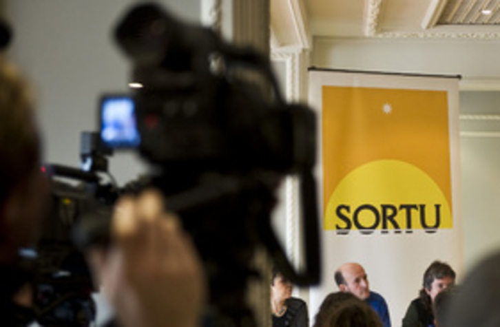Los promotores de sortu presentaron la nueva formación en febrero de 2011. (Luis JAUREGIALTZO/ARGAZKI PRESS)