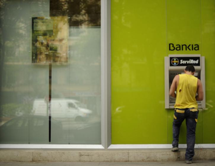 Un cliente hace uso de un cajero de Bankia. (Pedro ARMESTRE/AFP)