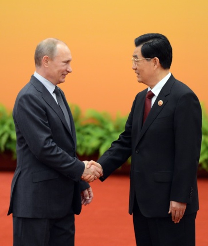 Vladimir Putin y Hu Jintao se saludan en el Palacio del Pueblo de Beijing (Mark RALSTON/AFP).. (