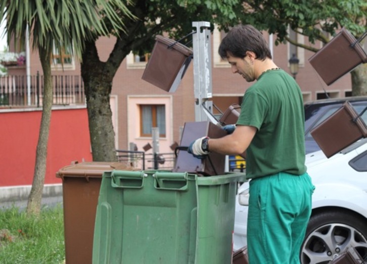 Langile bat atez ateko bilketa egiten, Antzuolan. (Gotzon ARANBURU)