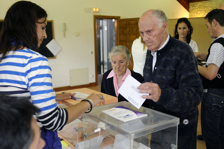 Votación en Etxauri en las elecciones municipales de 2011. (Iñigo URIZ / ARGAZKI PRESS)