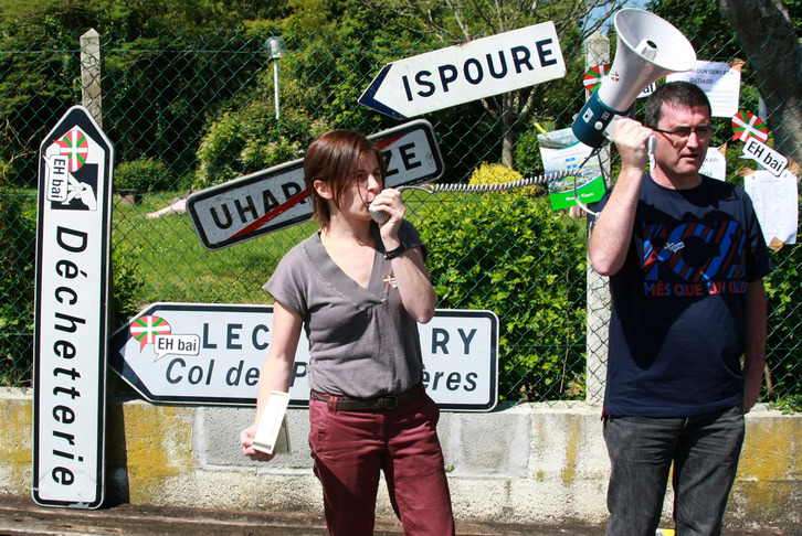 Acto realizado por EH Bai en Donibane Garazi para reclamar la oficialidad del euskara. (Bob EDME)