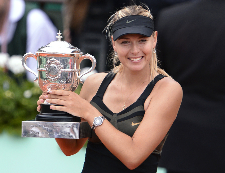 Sharapova, levanta la copa que la acredita como vencedora de Roland Garros. (Pascal GUYOT/AFP)